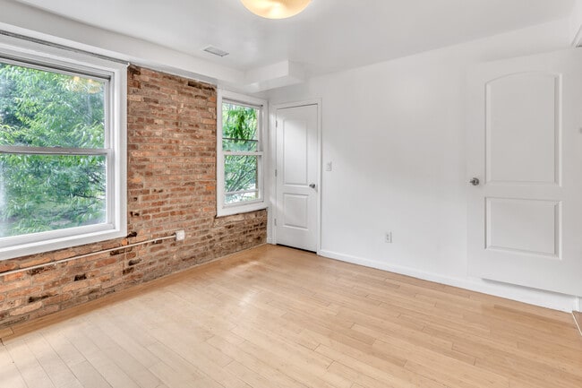 Building Photo - 162 University Ave