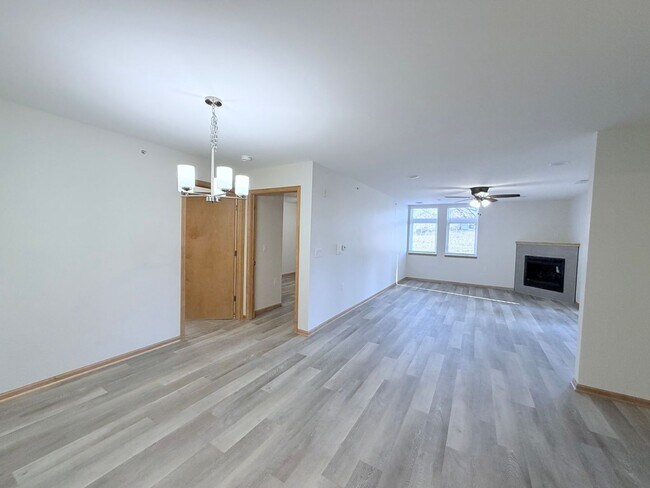 Building Photo - 2 Bed / 2 Bath Apartment in Madison, WI 53579