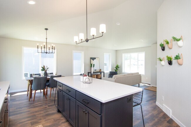 Building Photo - 4 Bed 3 Bath Single Family Home