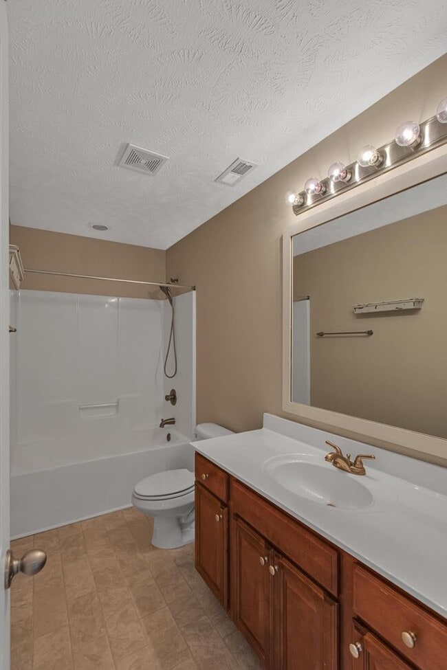 Building Photo - Large 3 bedroom with BONUS room!