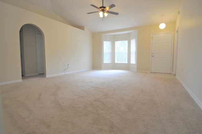 Building Photo - DELTONA: 3 bed/2 bath, Single Family Home