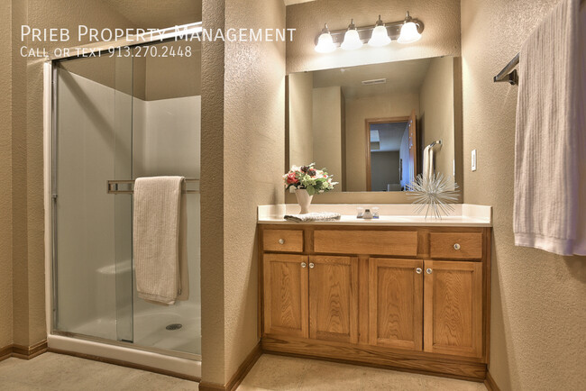 Building Photo - 884 S Woodson Ct
