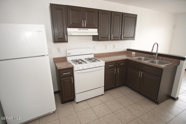 Building Photo - 8489 Roseway Dr