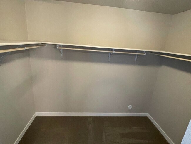 Building Photo - 4 bedroom 2 bath large loft area upstairs / All bedrooms downstairs