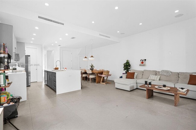 Building Photo - 8871 SW 28th St