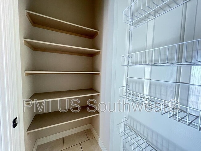 Building Photo - 2549 Country Club Dr
