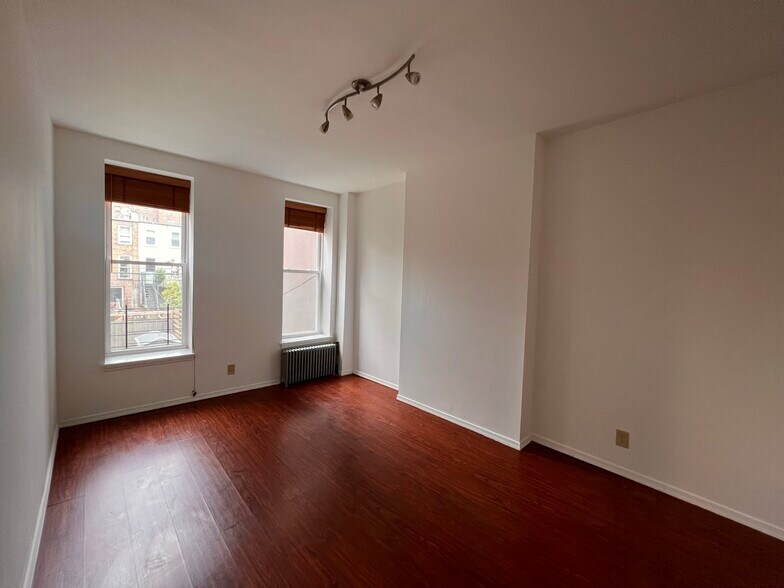 Building Photo - 447 Degraw St