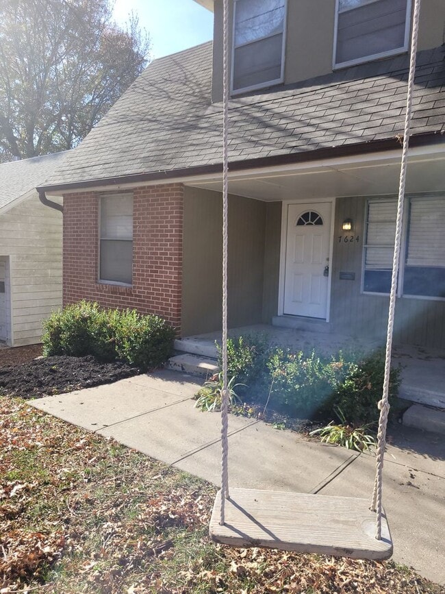 Building Photo - Beautiful 3 Bedroom Duplex