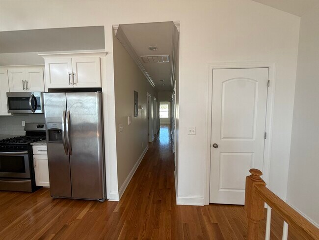 Building Photo - 398 Cator Ave