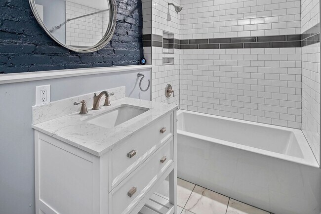 Building Photo - Beautifully renovated 3BR/3.5BA in Upper F...