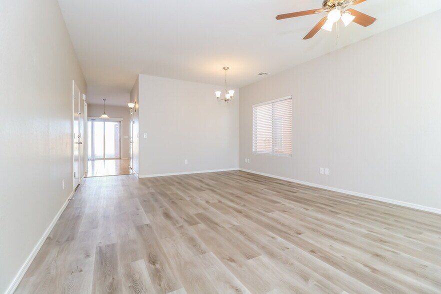 Building Photo - 28779 N Spur Dr