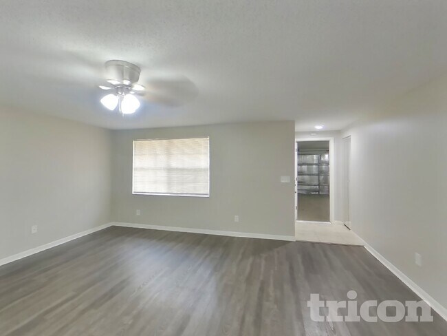 Building Photo - 1203 Seffner Valrico Rd