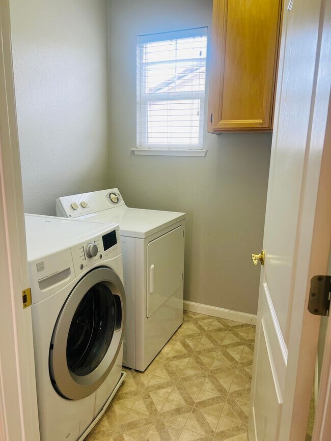 Building Photo - NORTH SAN JOSE - Spacious two story home w...