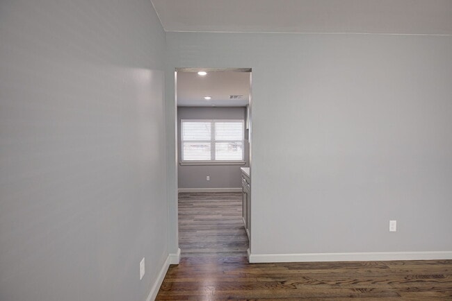 Building Photo - 1219 Leslie Ln