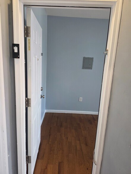 Building Photo - 300 Lyons Ave