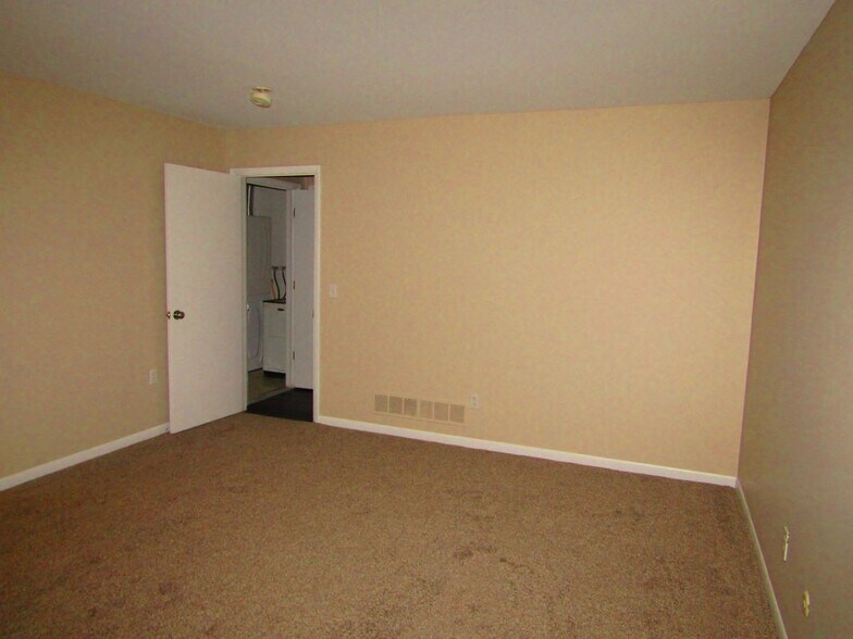 Building Photo - 16270 Mayfair Dr