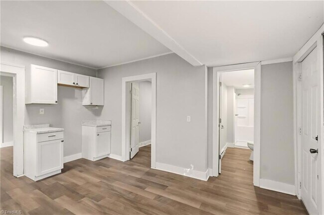 Building Photo - 2051 Bloomfield Dr