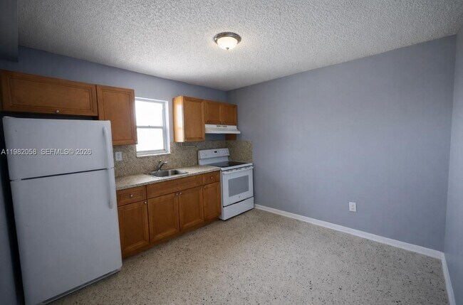 Building Photo - 2315 W Okeechobee Rd