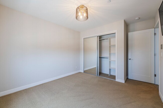Building Photo - LUXURIOUS-CONTEMPORARY TOWNHOUSE W/ AMAZIN...