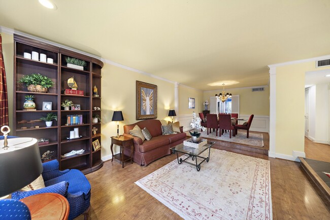 Building Photo - 8944 Chatsworth Dr