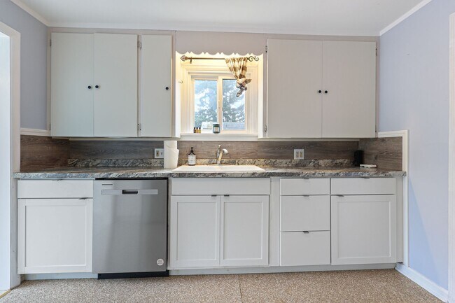 Building Photo - Eastside rambler with A/C, 2 bed 1 bath. Olympia School District.