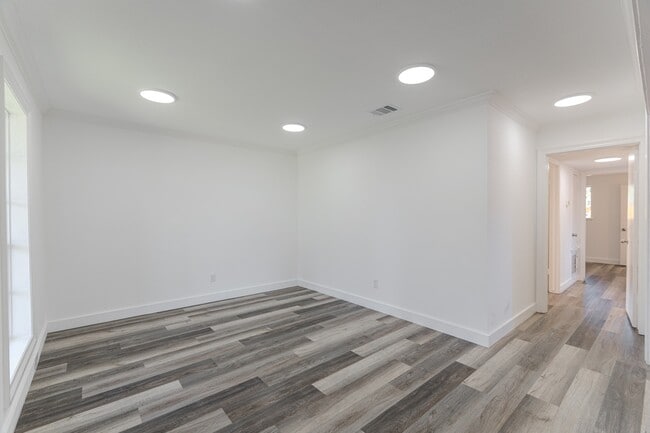 Building Photo - 10126 Pine Moss Dr