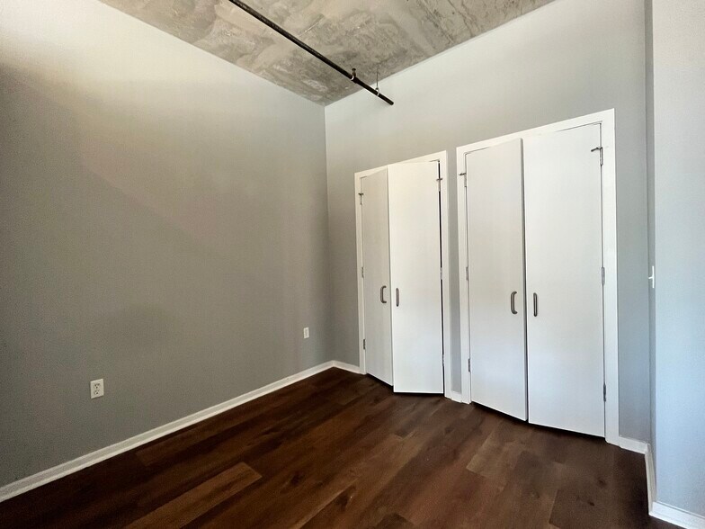 Building Photo - 1136 S Delano Ct W
