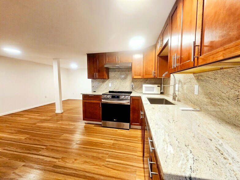 Building Photo - 686 Parker St