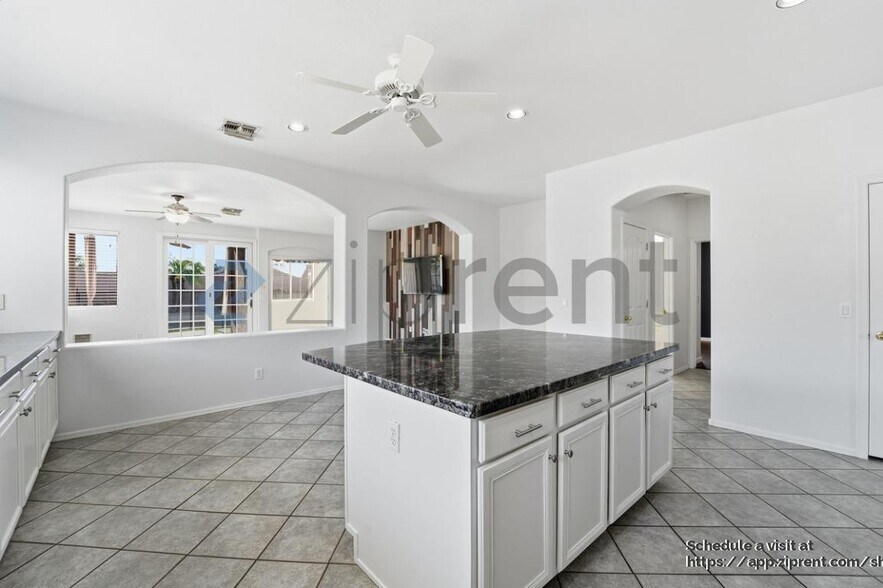 Building Photo - 2131 E Bellerive Pl