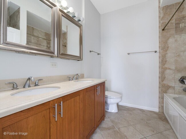 Building Photo - 6015 N Mozart St