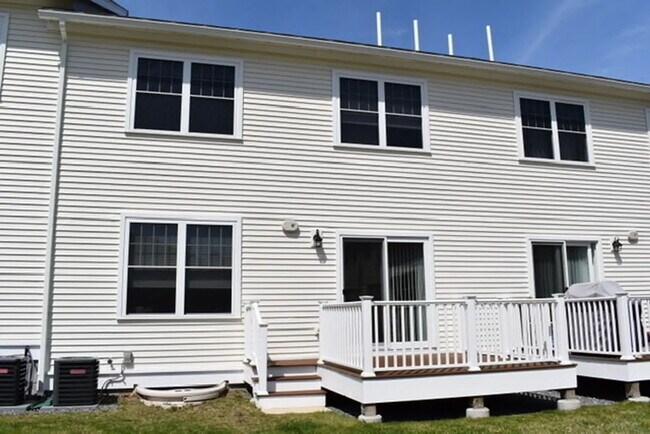 Building Photo - 3 bed 2.5 bath home available 9/1.