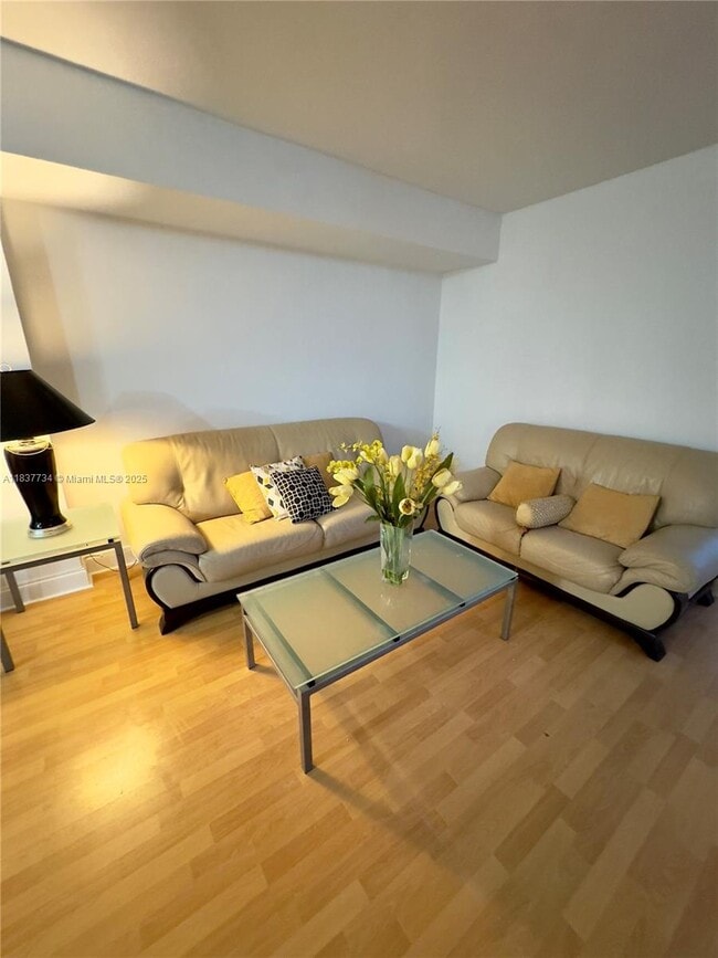 Building Photo - 825 Brickell Bay Dr