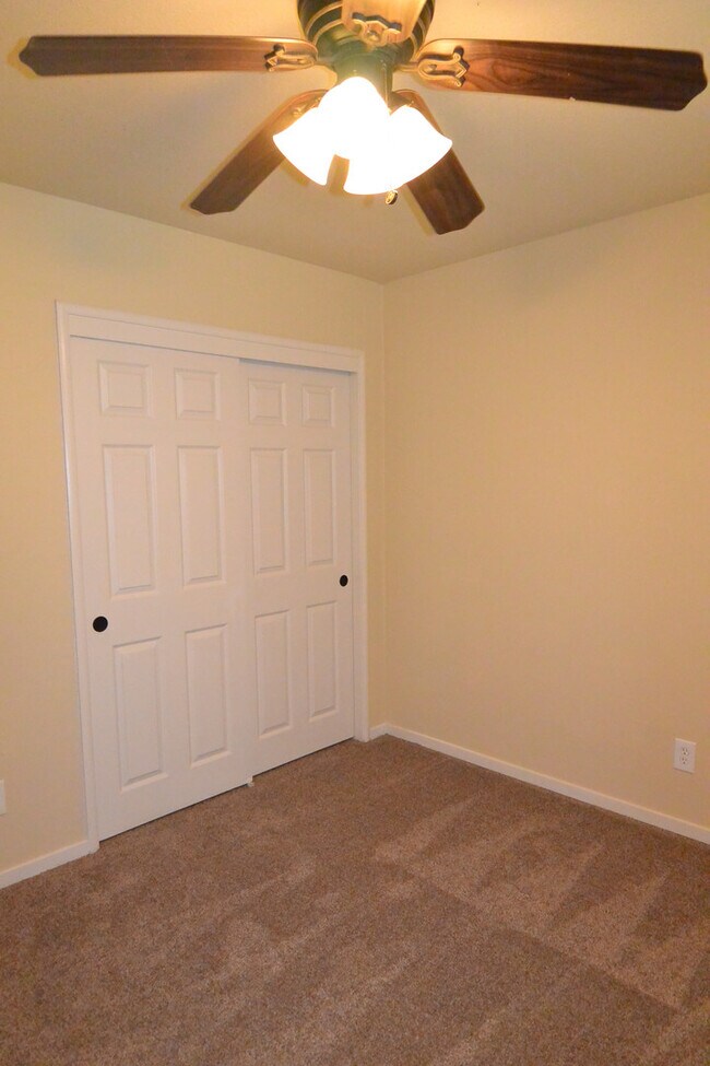 Building Photo - 3 Bedroom 2 Bathroom Home in SW Visalia close to shopping and restaurants!