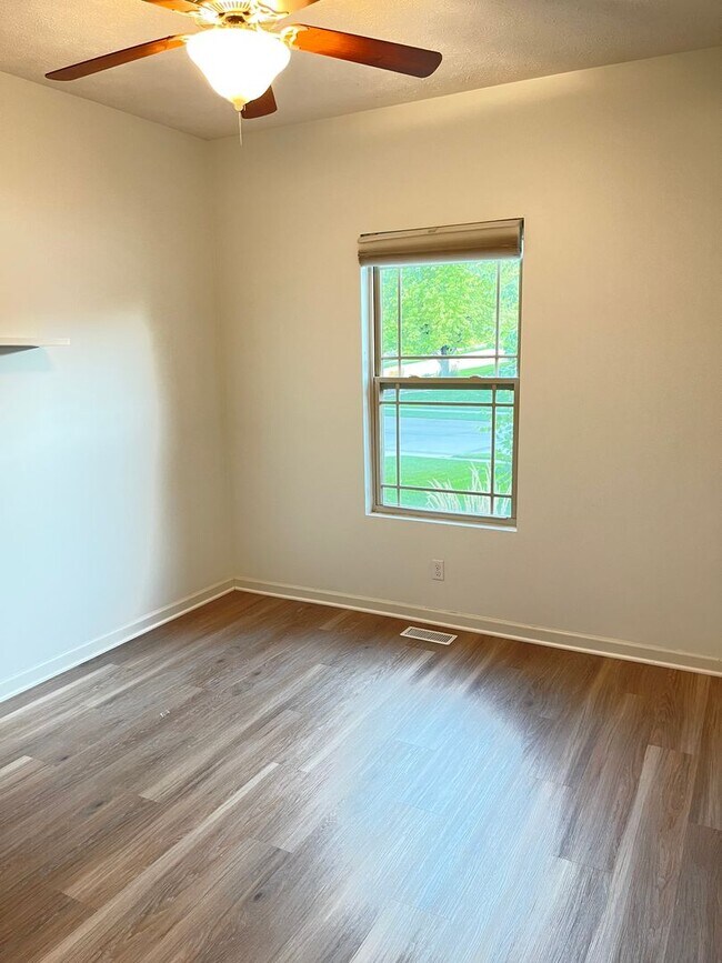 Building Photo - Spacious home in super nice neighborhood in Northwest Omaha