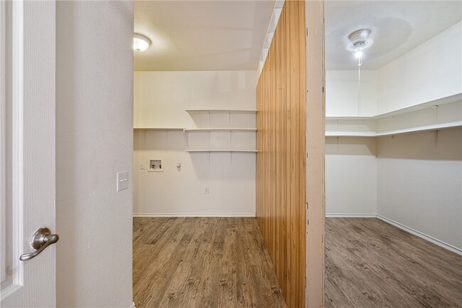 Building Photo - 8109 Verbank Villa