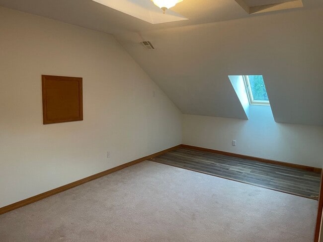 Building Photo - Large Three Bedroom on the North Side of D...