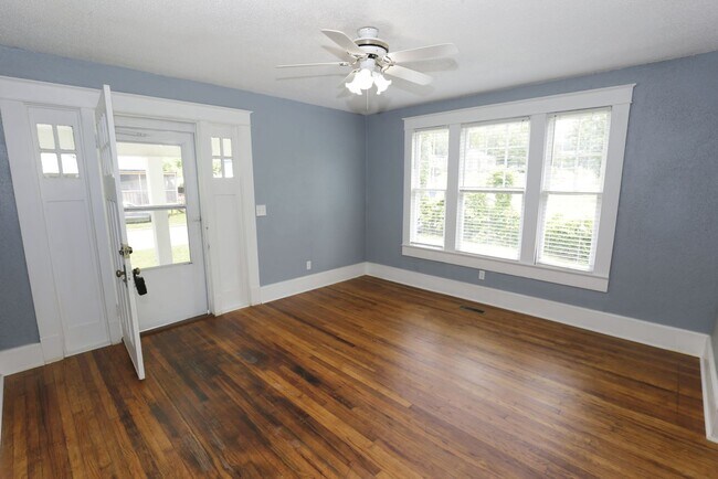 Building Photo - Spacious 4-Bedroom Home with Modern Upgrad...