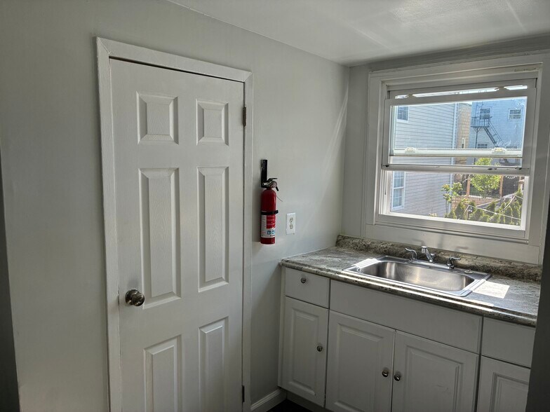 Building Photo - 6116 Washington St