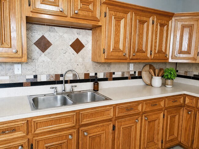 Building Photo - 3020 Sagebrush Dr