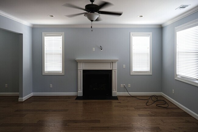 Building Photo - 3 Bedroom, 2.5 Bath in Prime Location! Law...
