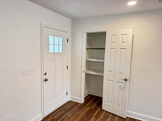 Building Photo - Must-See Property