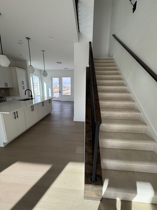 Building Photo - 707 Saddle Dr