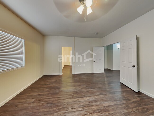 Building Photo - 1212 E Desert Rose Trail