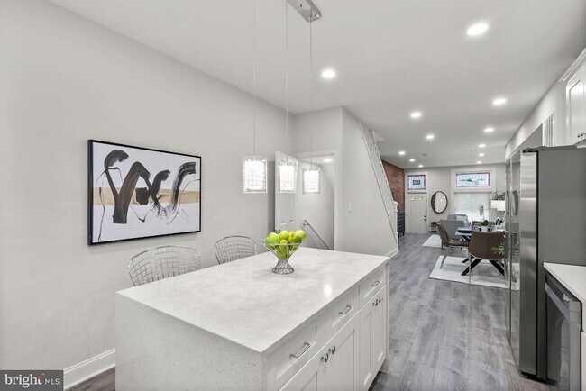 Building Photo - 518 N Lakewood Ave