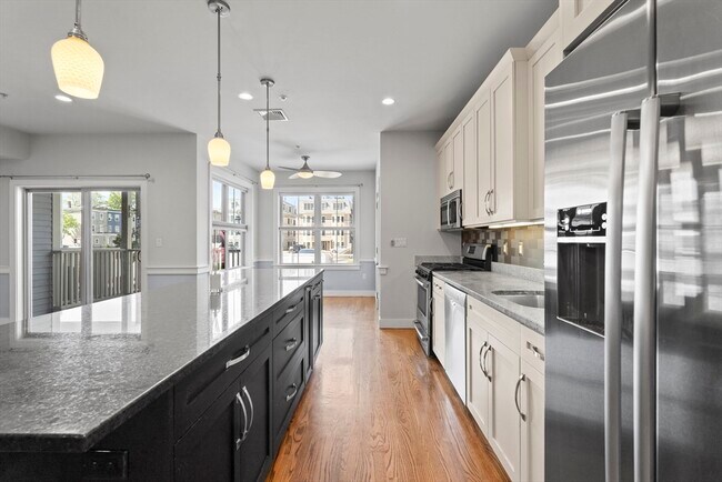 Building Photo - 774 E 3rd St