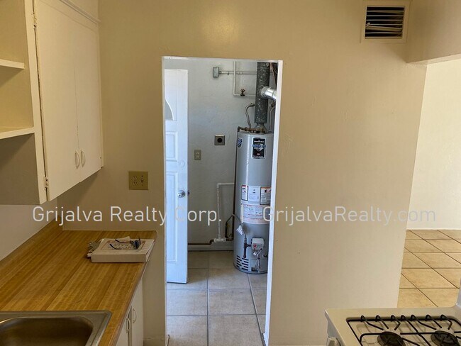 Building Photo - 4525 E 17th St