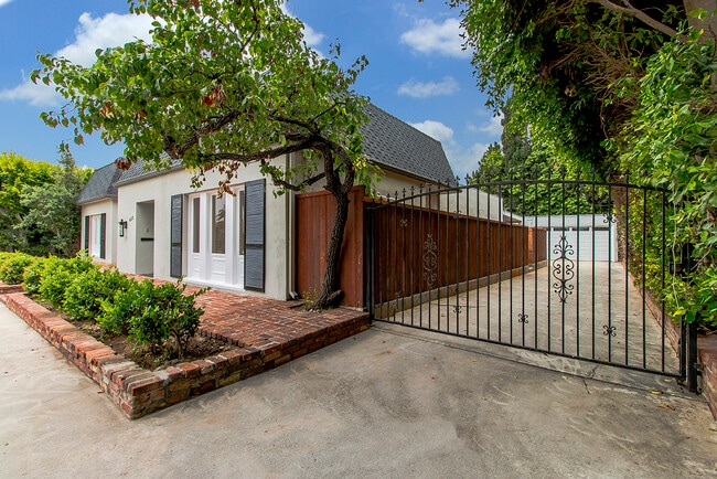 Building Photo - 621 N Bedford Dr