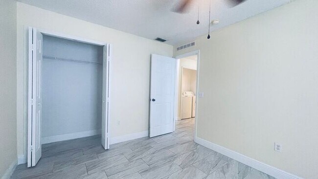 Building Photo - 729 Del Rio Way