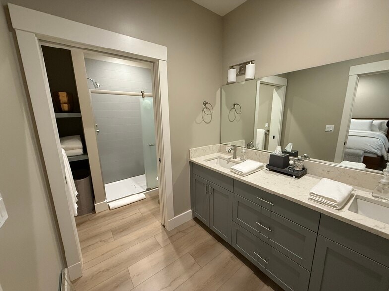 Master Bathroom - 16600 Boones Ferry Rd