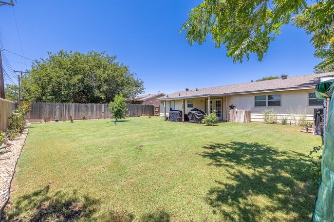 Building Photo - Charming 3 bedroom, 2 bath in Great Location!
